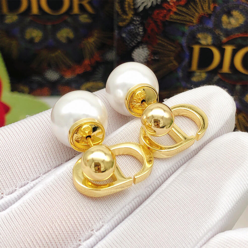 D10r PEARL EARRINGS