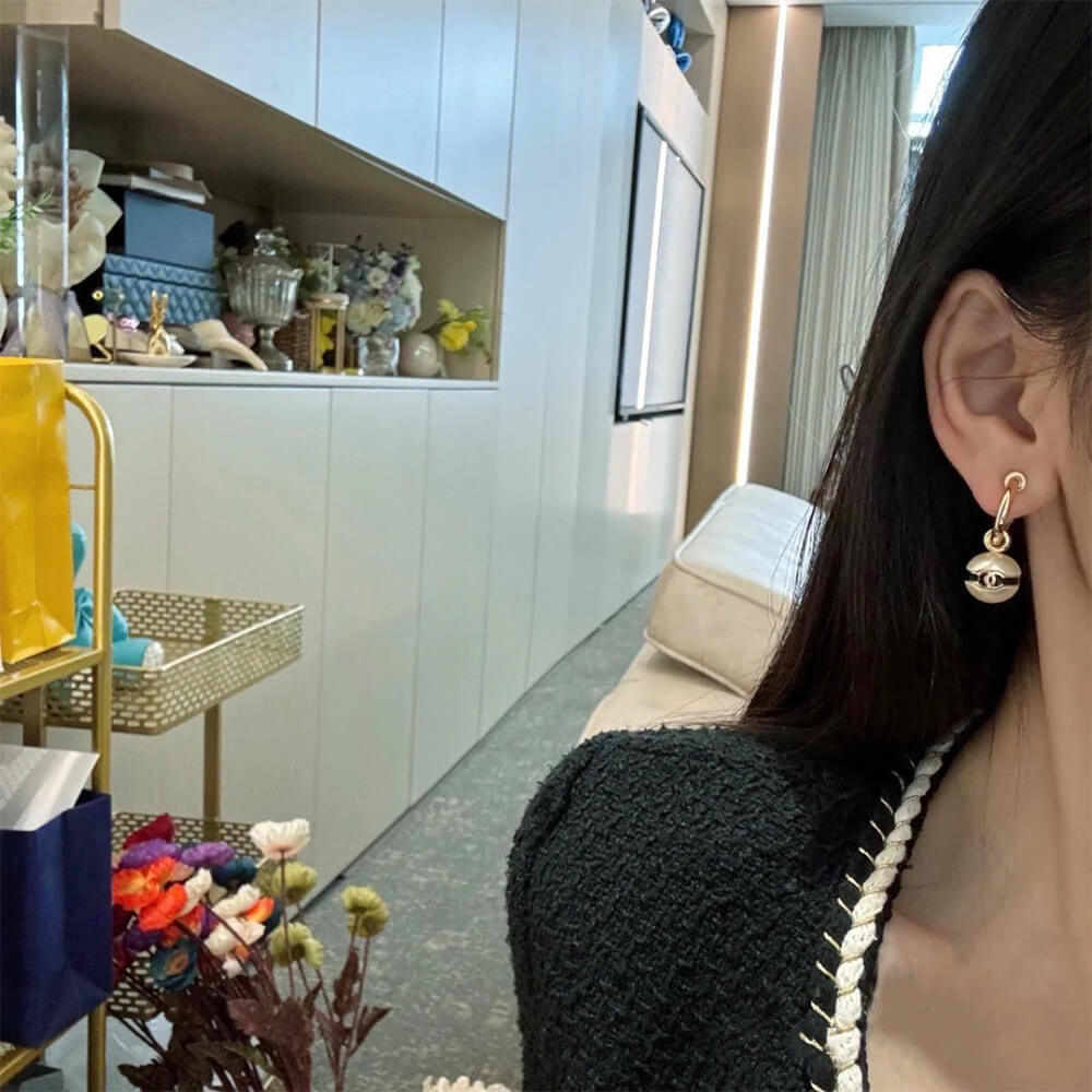 Ch**el PEARL EARRINGS