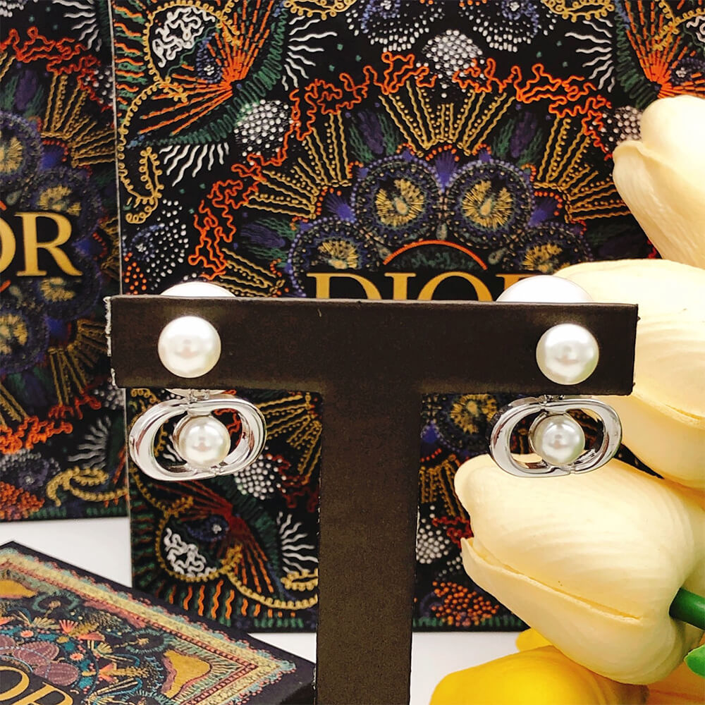D10r PEARL EARRINGS