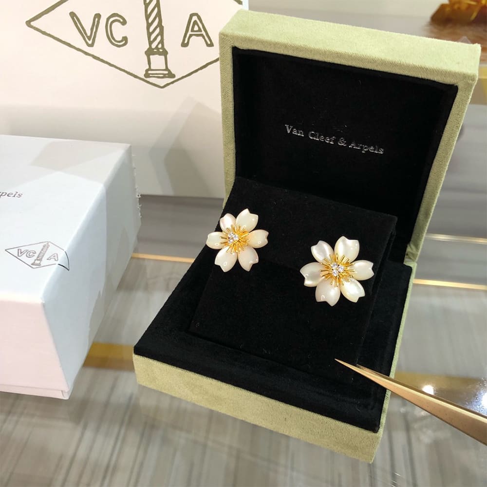 VCA Rose de No?l Earrings