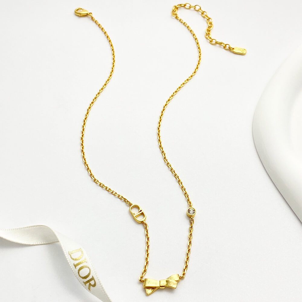 D10r Daisy necklace