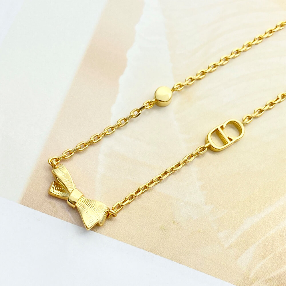 D10r Daisy necklace
