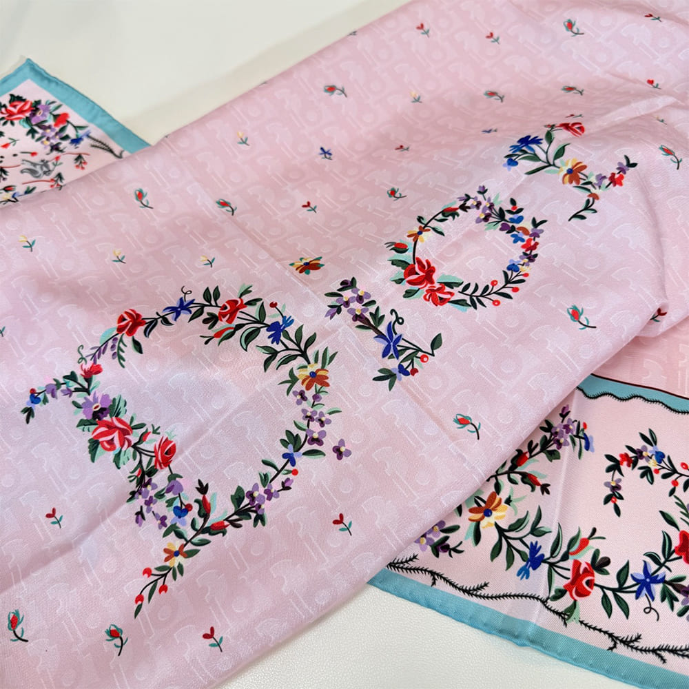 D10ramour Revolution Flowers 90 Square Scarf