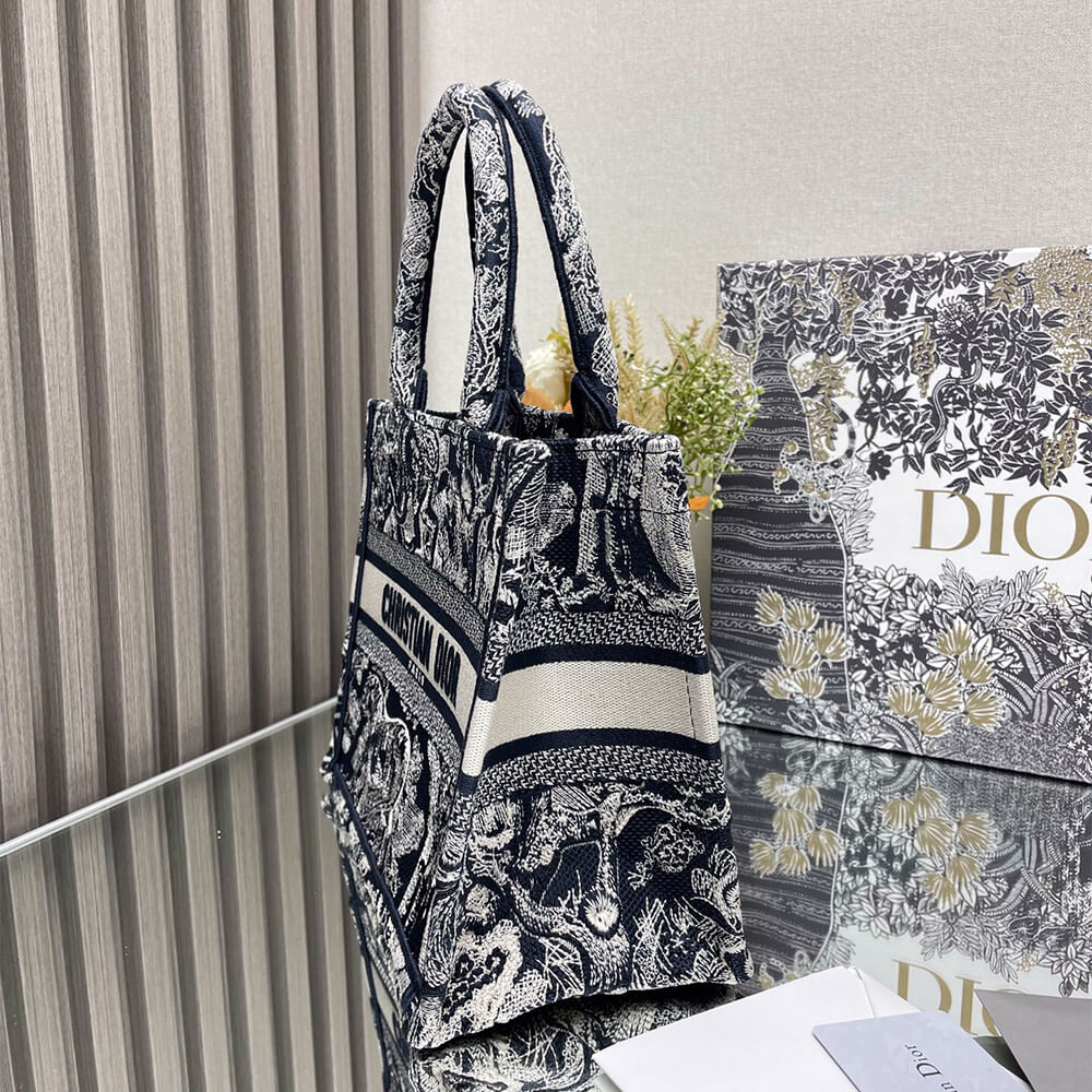Small D10r Book Tote