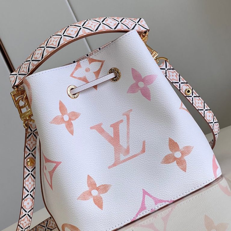 LV By the Pool NEONOE BB