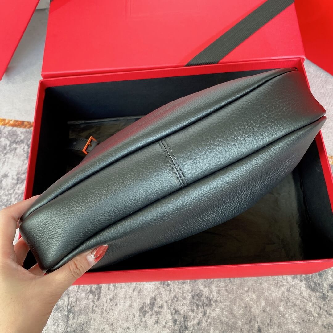 Y51 PARIS VII small hobo in grained leather