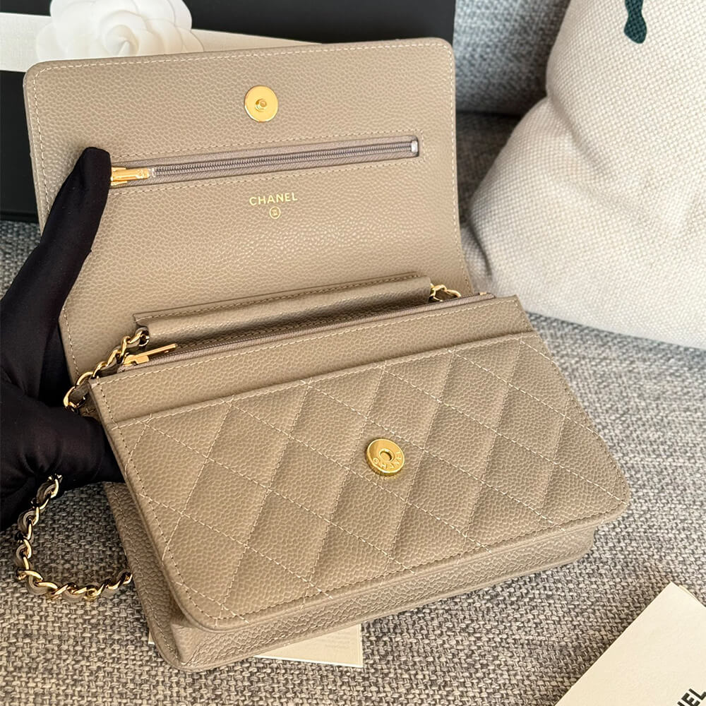 Ch**el classic chain wallet