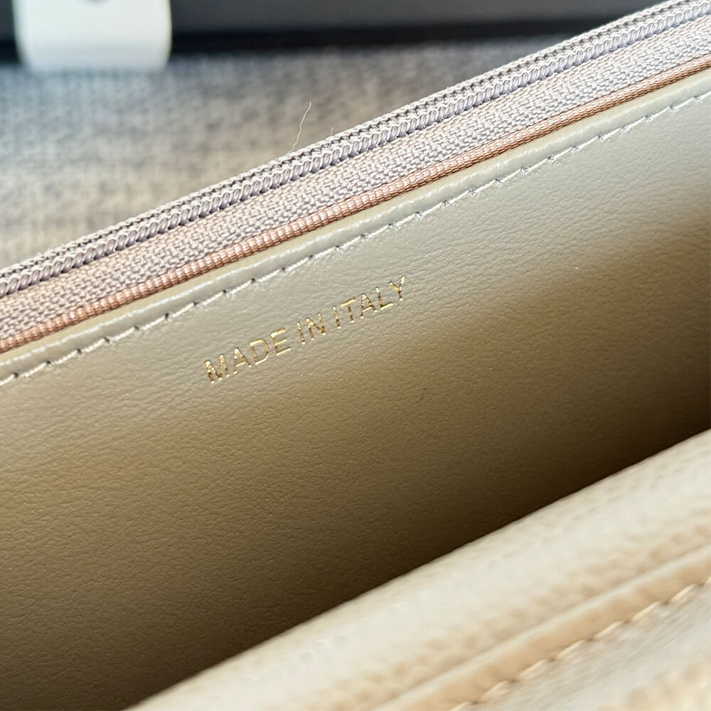 Ch**el classic chain wallet