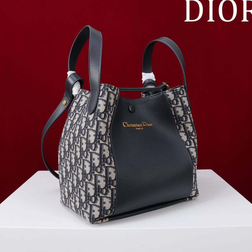 D10r Medium Signature Bucket Bag(HIGH-END GRADE)