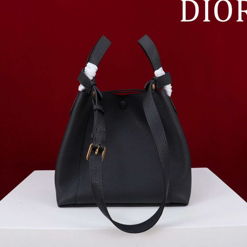 D10r Medium Signature Bucket Bag