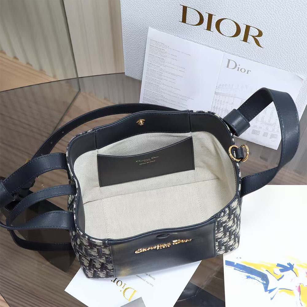 D10r Medium Signature Bucket Bag(HIGH-END GRADE)