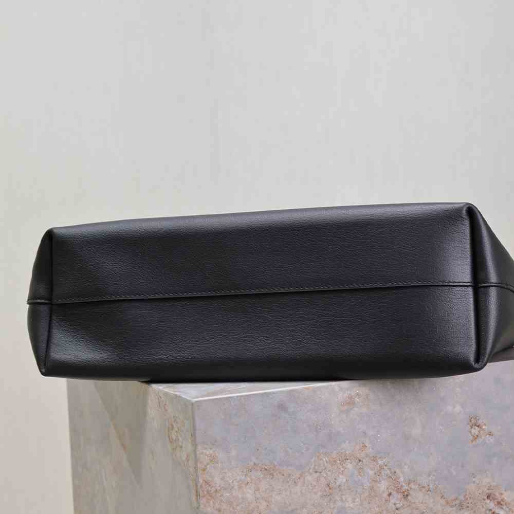 Y51 SHOPPING Sa1nt Lau*nt IN LEATHER