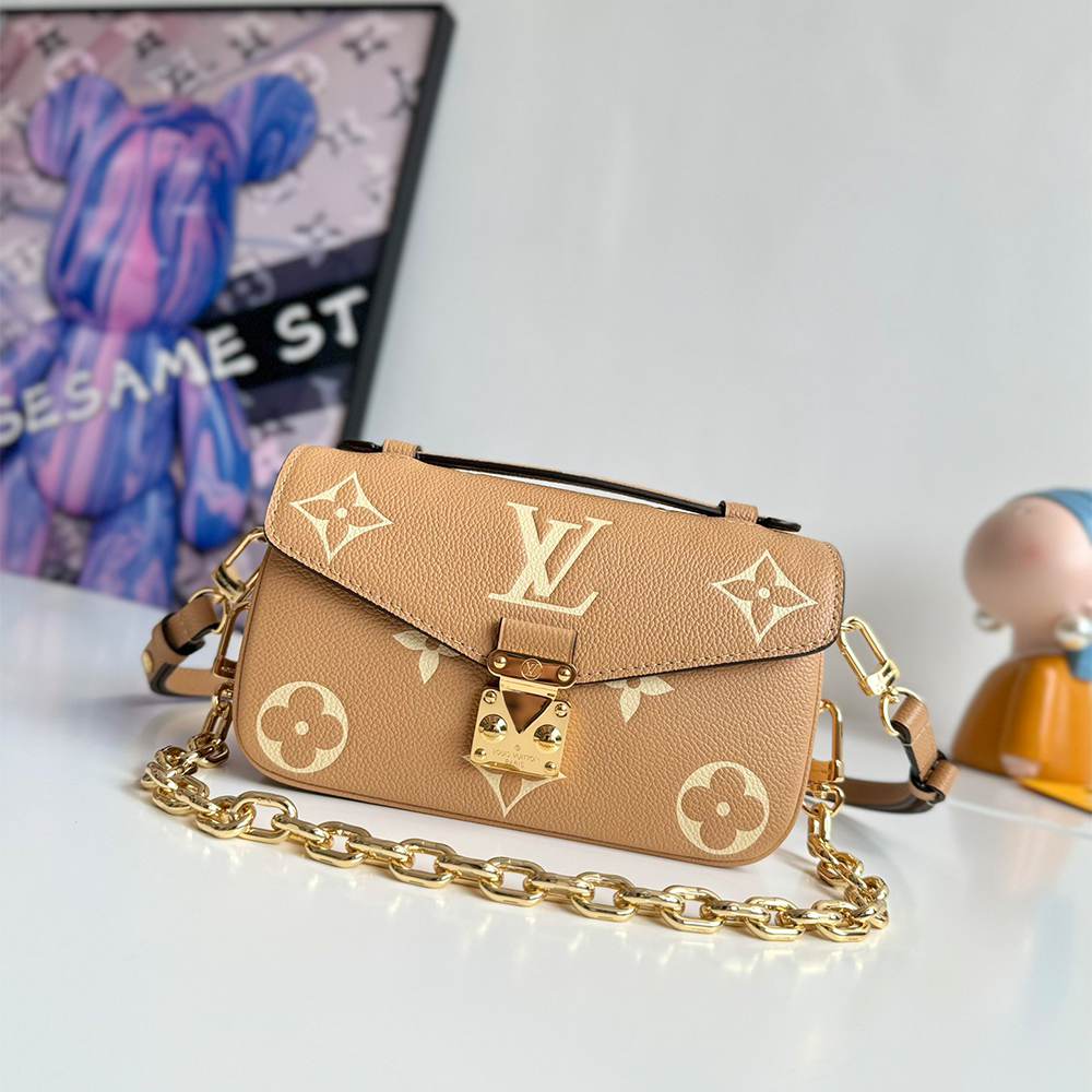 LV Pochette Métis East West