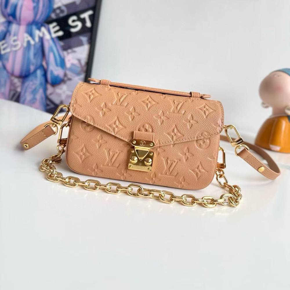 LV Pochette Métis East West
