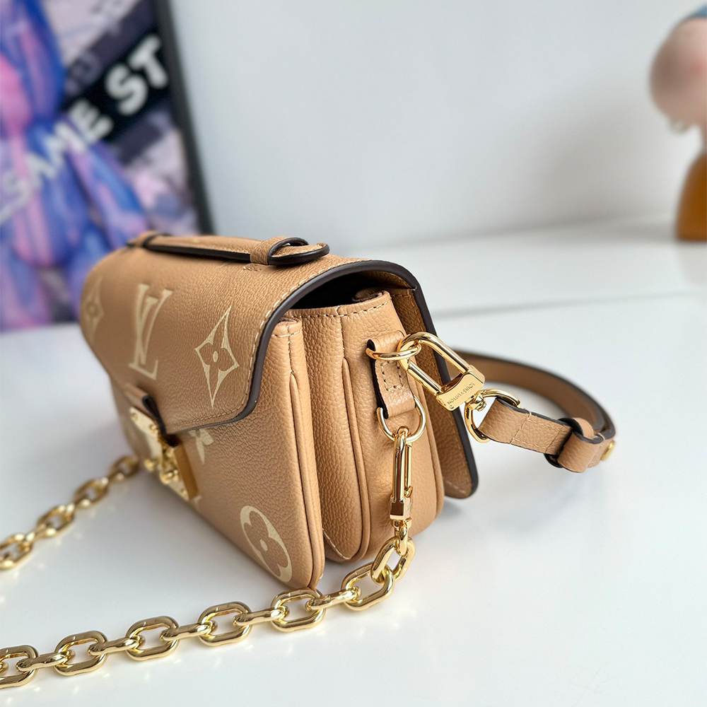 LV Pochette Métis East West