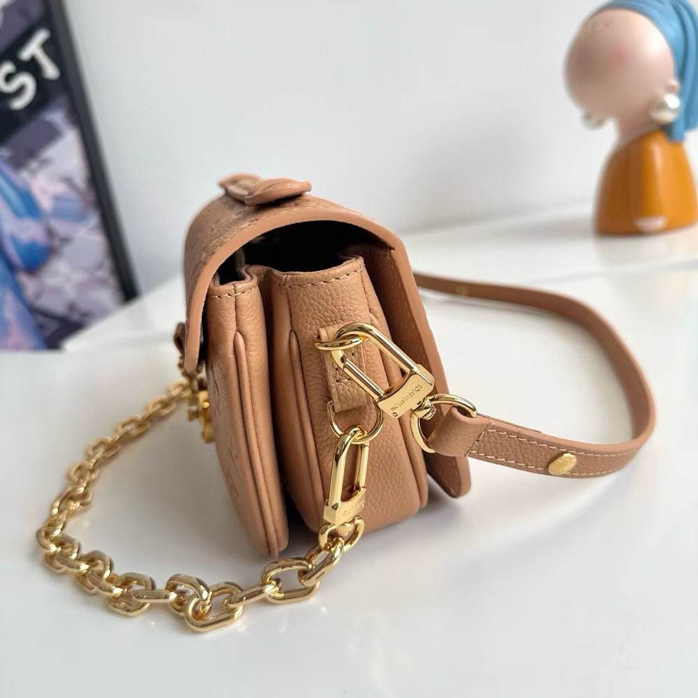 LV Pochette Métis East West
