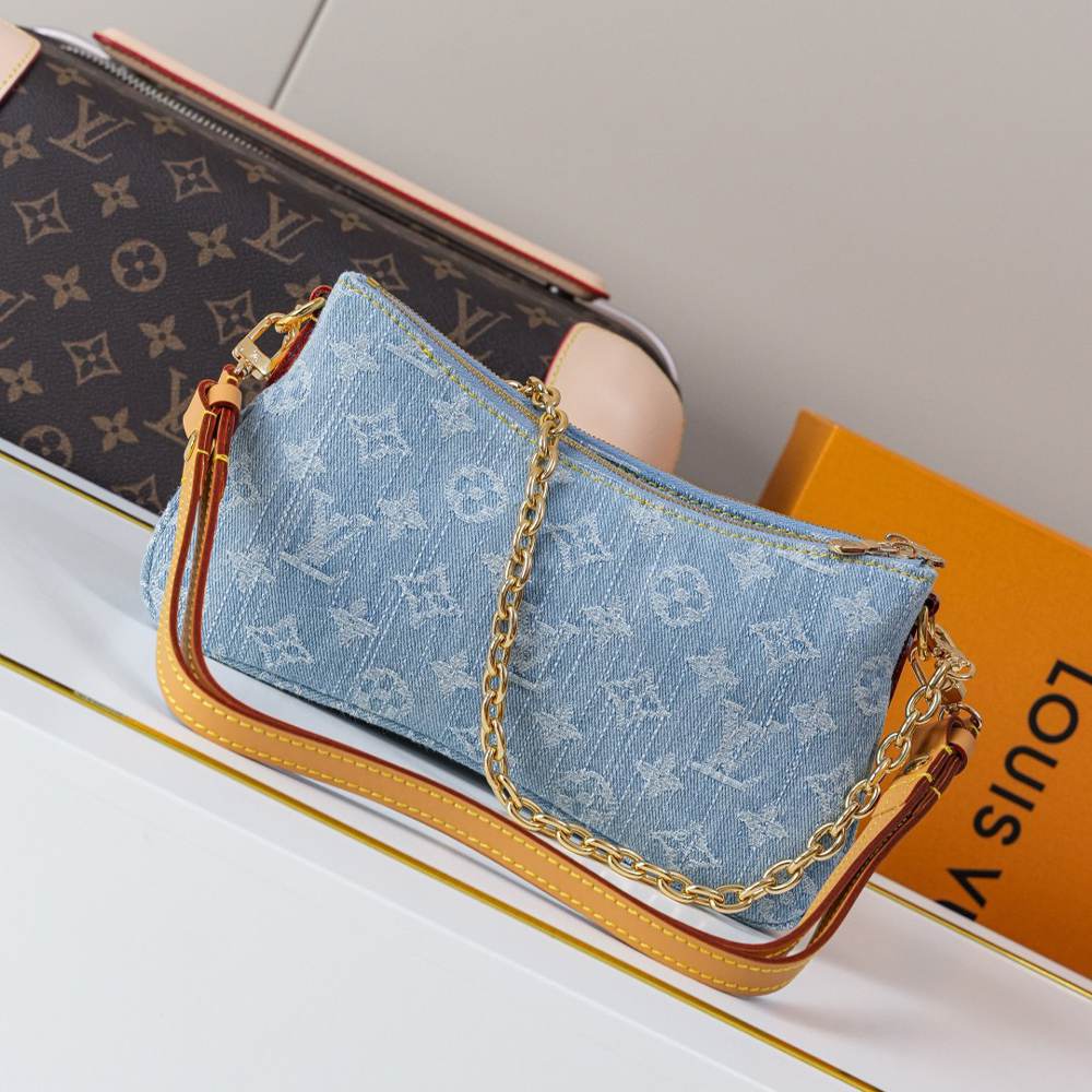 LV Liv Pochette