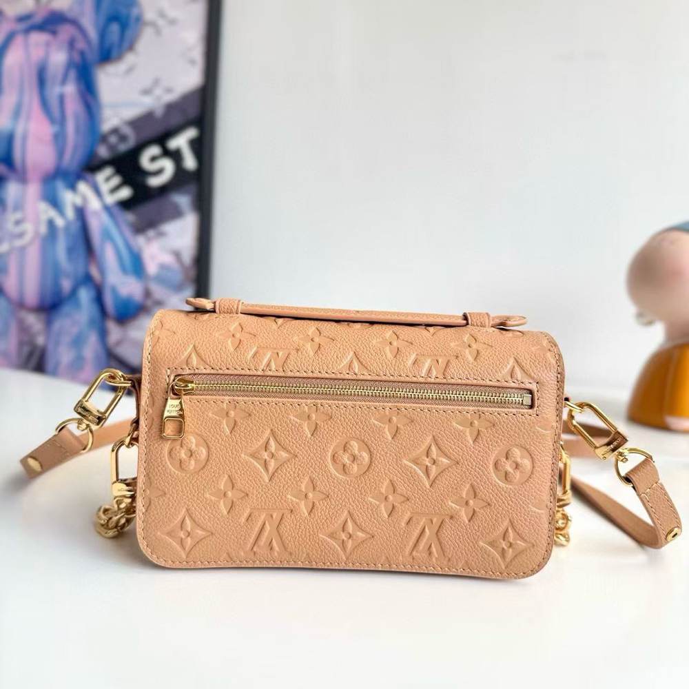 LV Pochette Métis East West