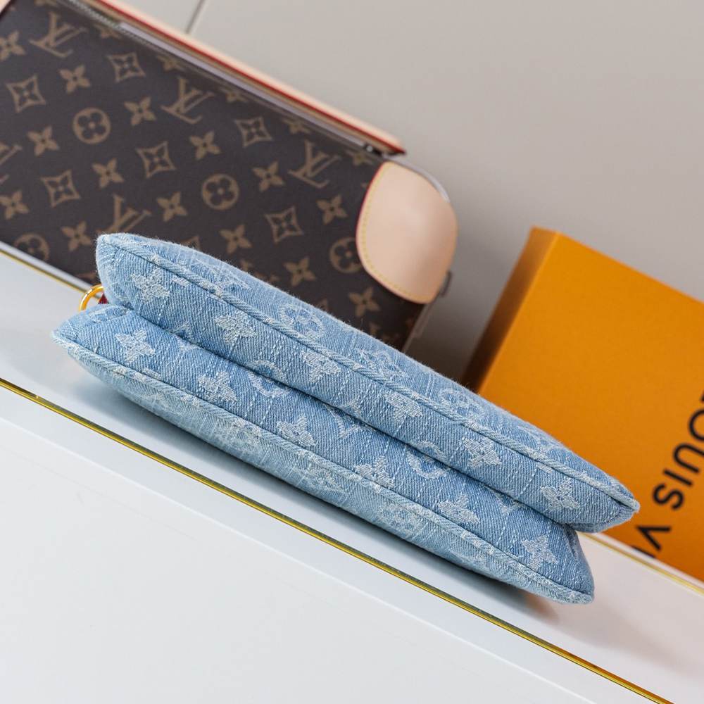 LV Liv Pochette