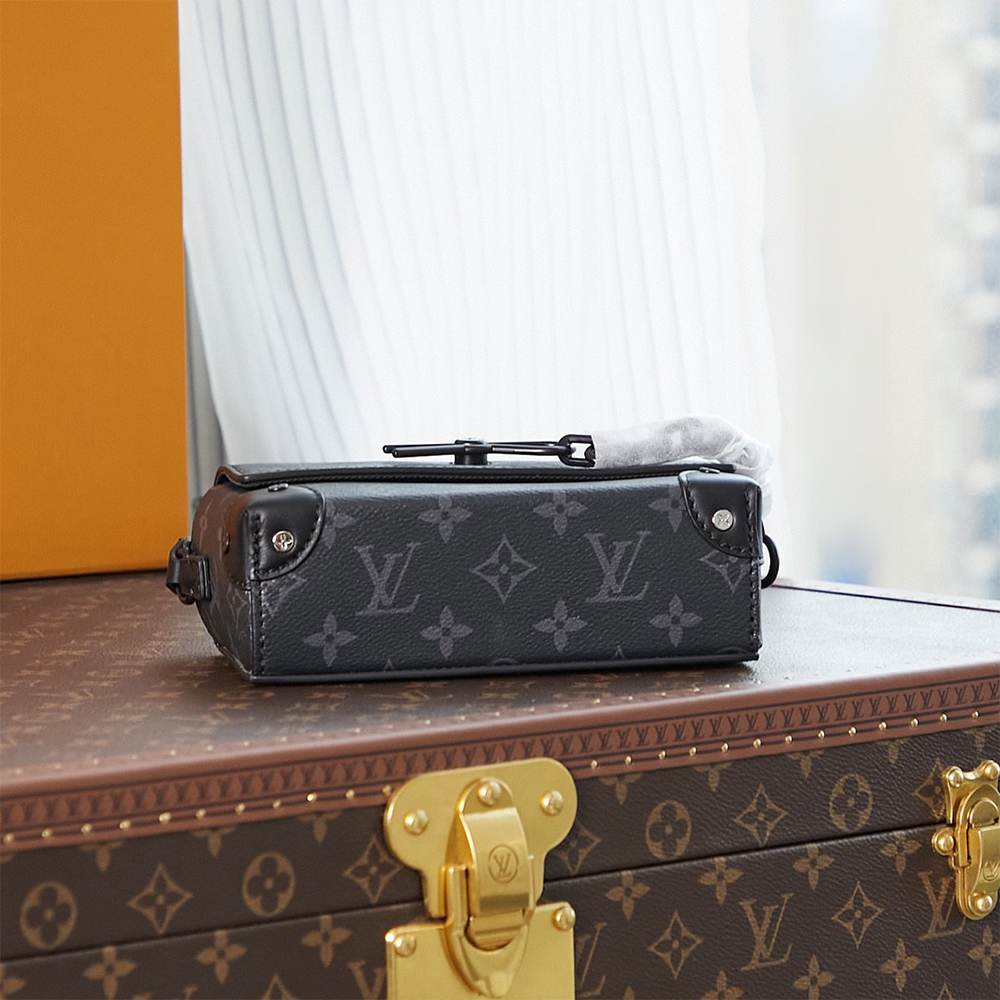 LV Steamer Wearable Wallet