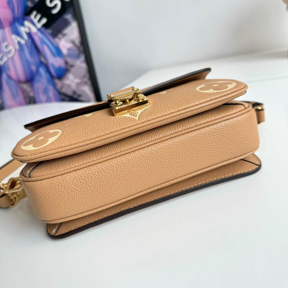 LV Pochette Métis East West