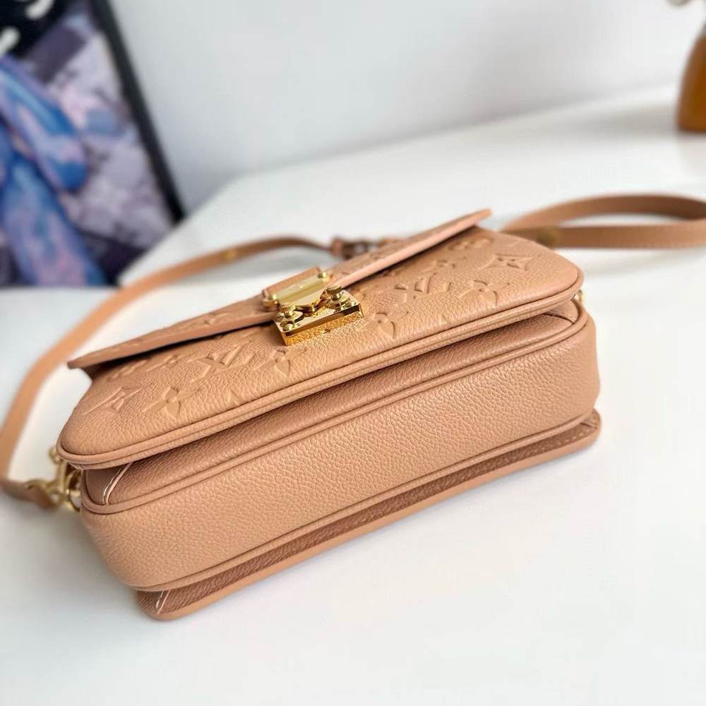 LV Pochette Métis East West
