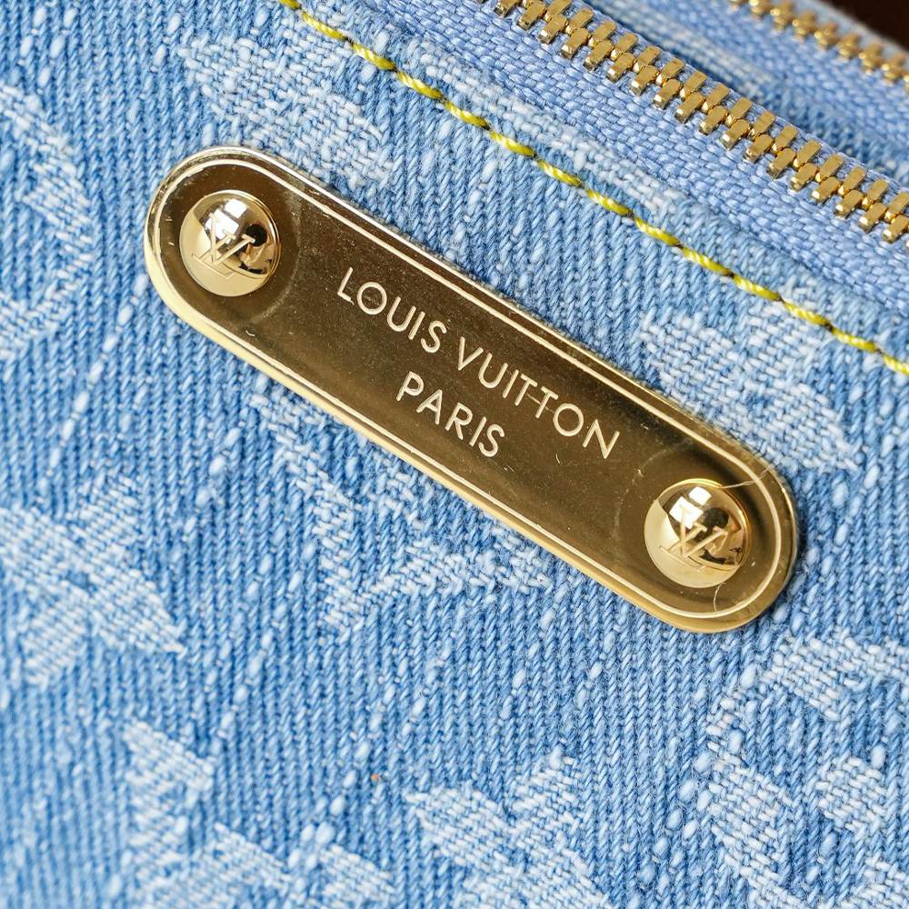 LV Liv Pochette