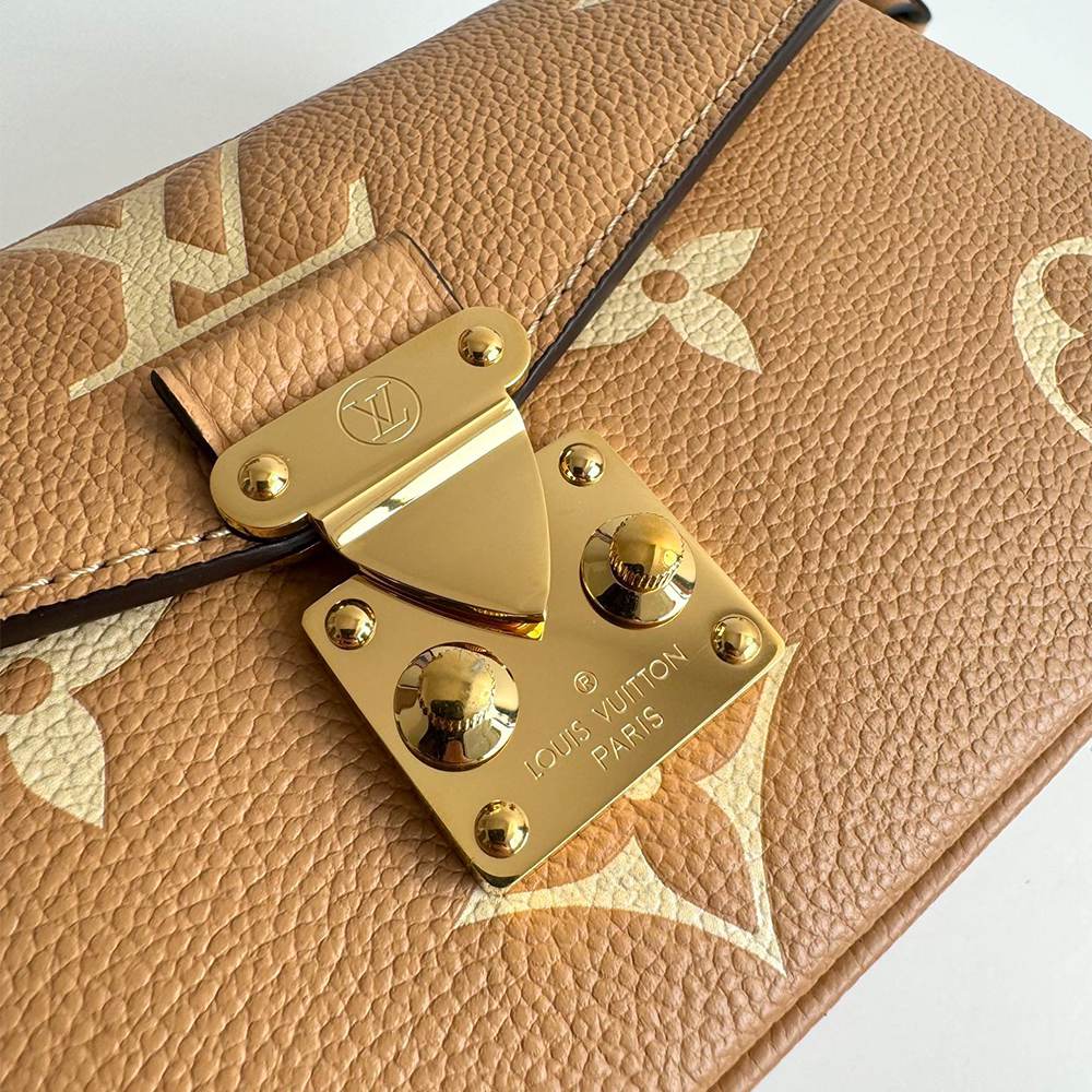 LV Pochette Métis East West