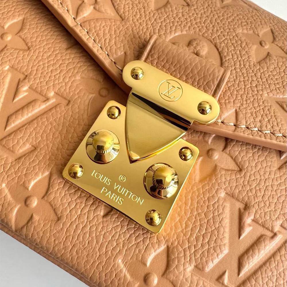LV Pochette Métis East West