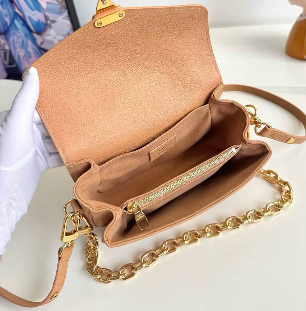 LV Pochette Métis East West