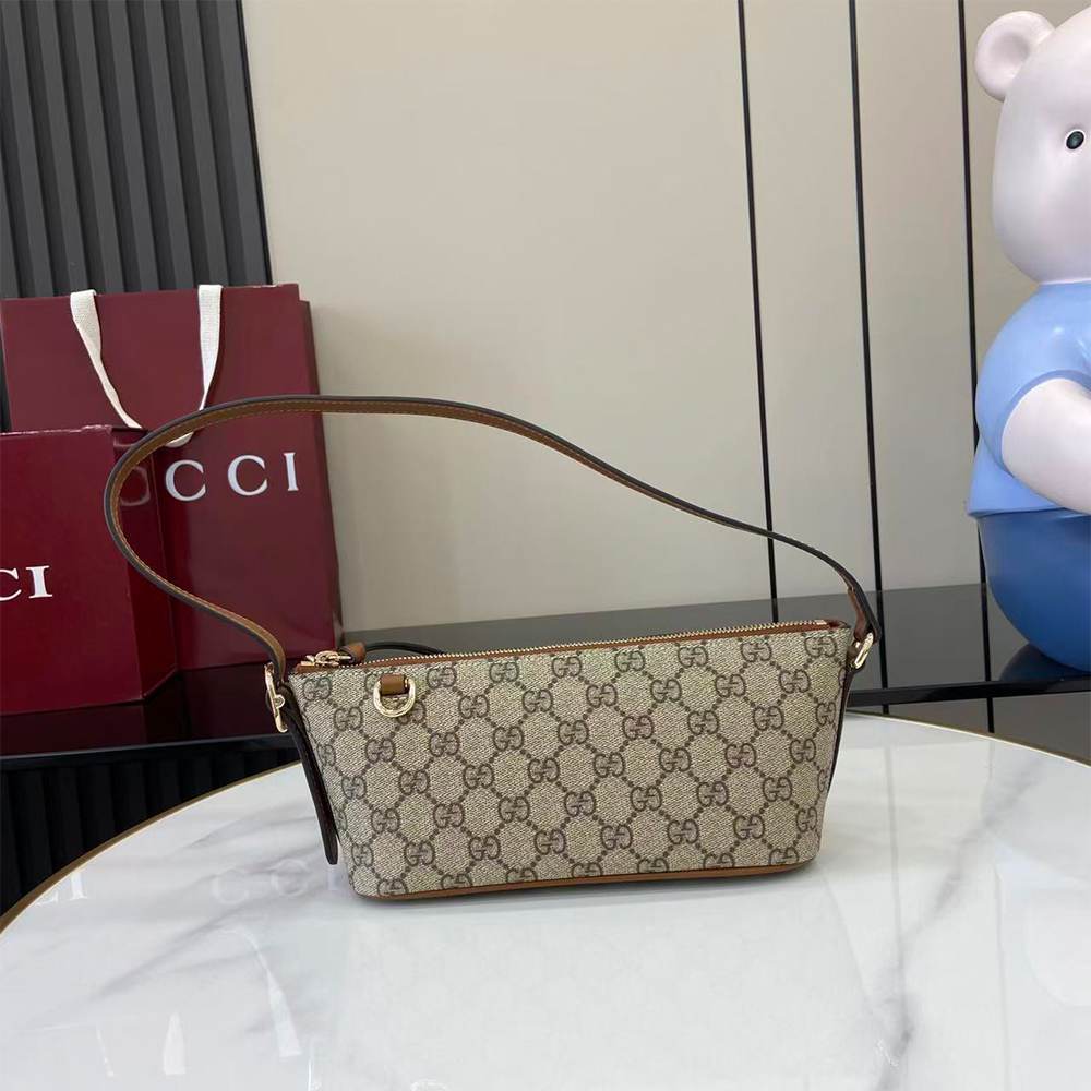 GG Emblem small shoulder bag