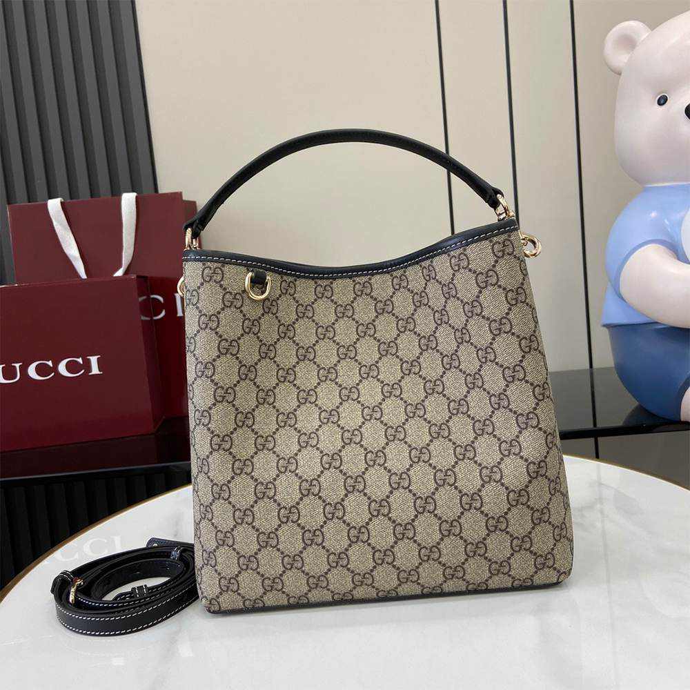 GG Emblem medium bucket bag