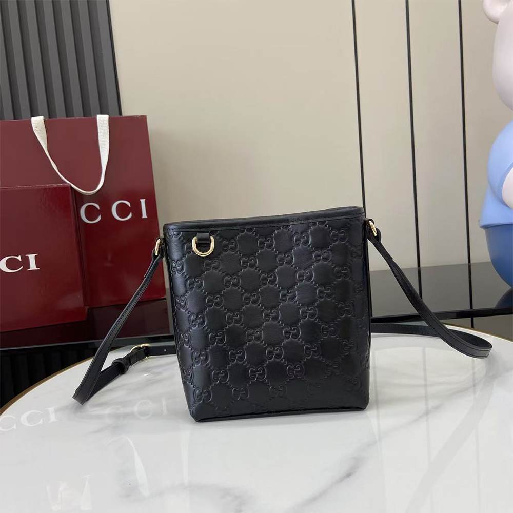 GG Emblem nano bucket bag