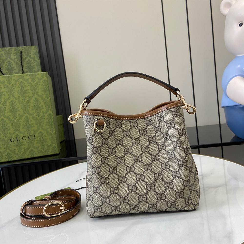 GG Emblem small bucket bag