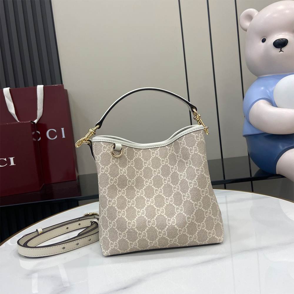 GG Emblem small bucket bag