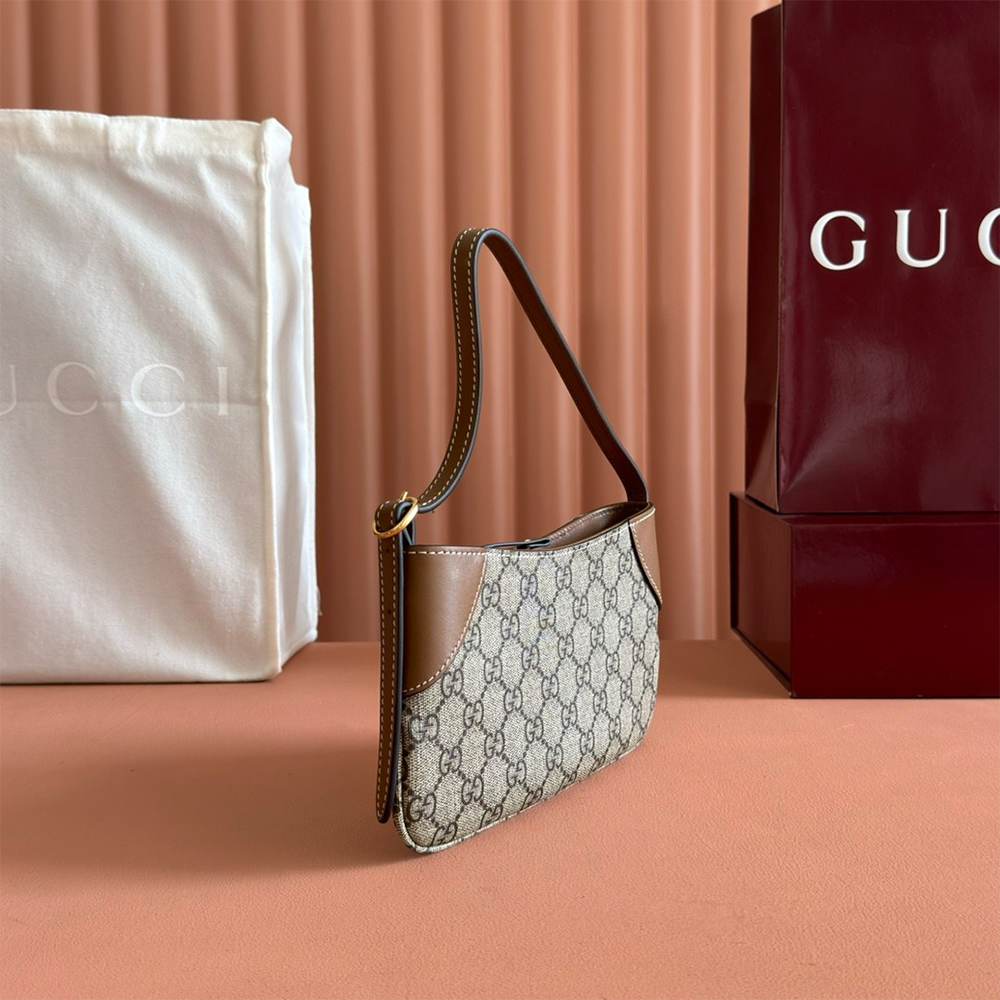 GG Emblem small shoulder bag