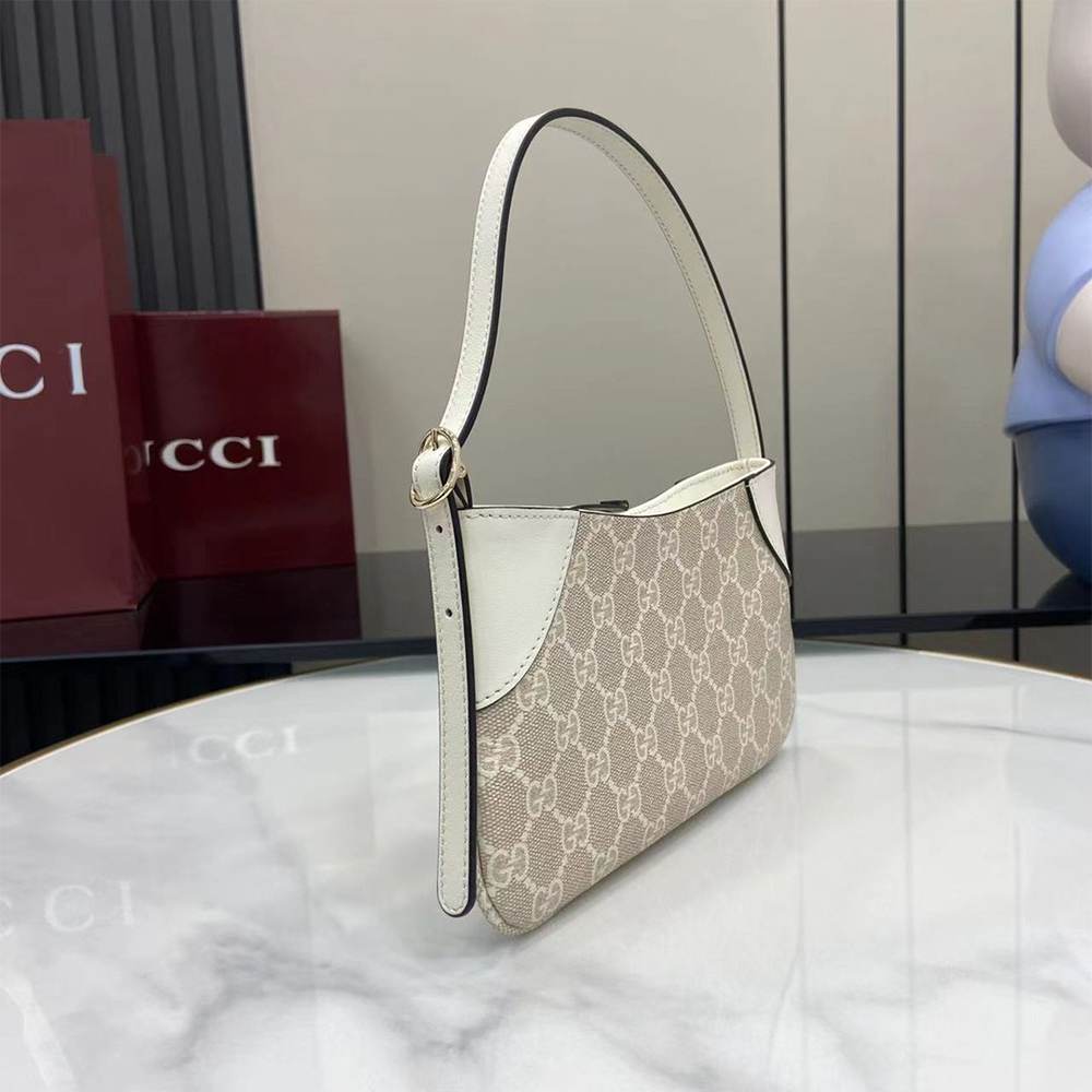 GG Emblem small shoulder bag