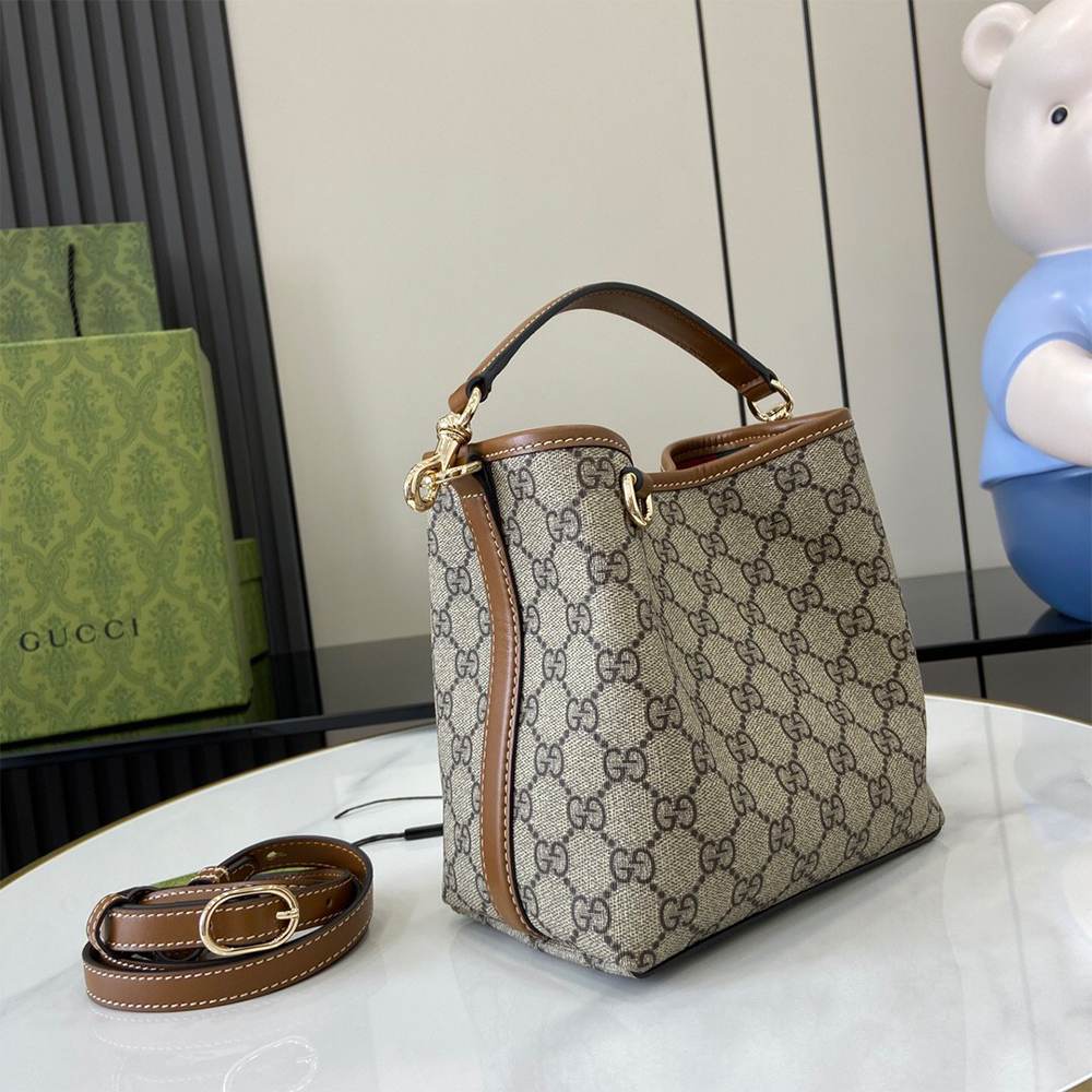 GG Emblem small bucket bag