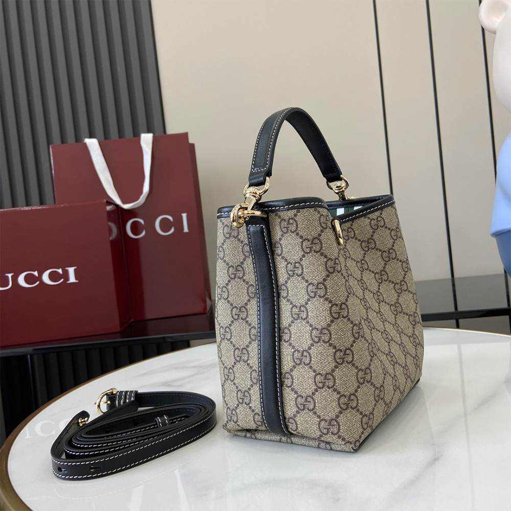 GG Emblem small bucket bag