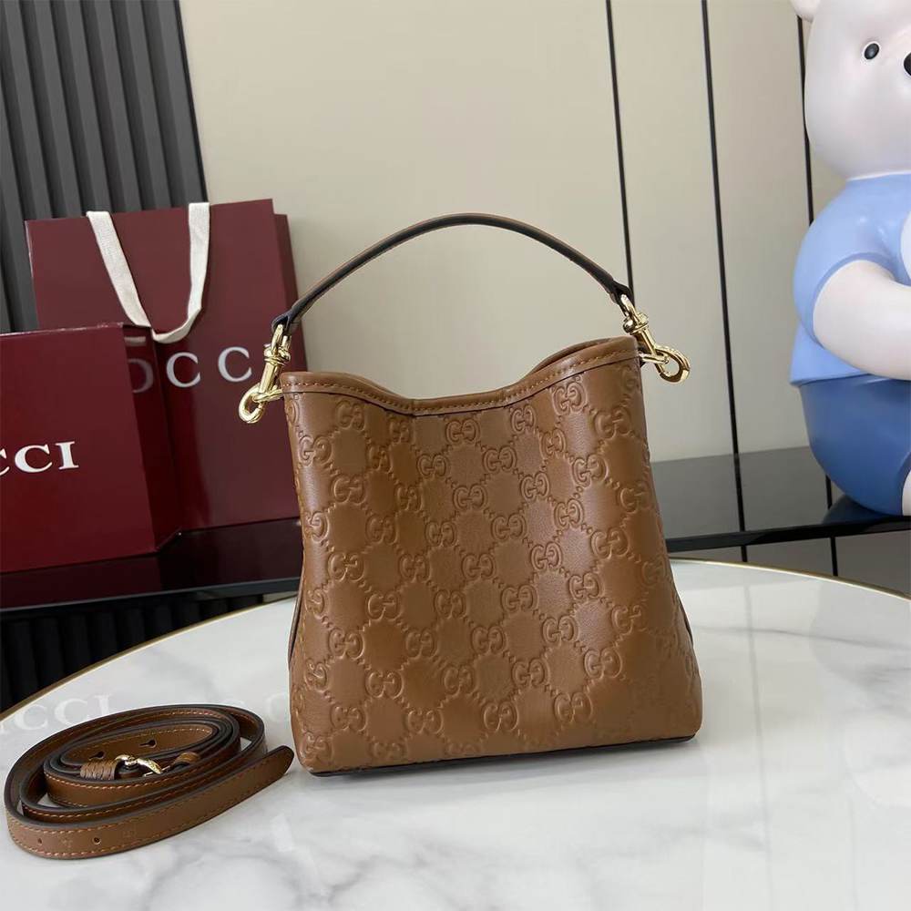 GG Emblem small bucket bag