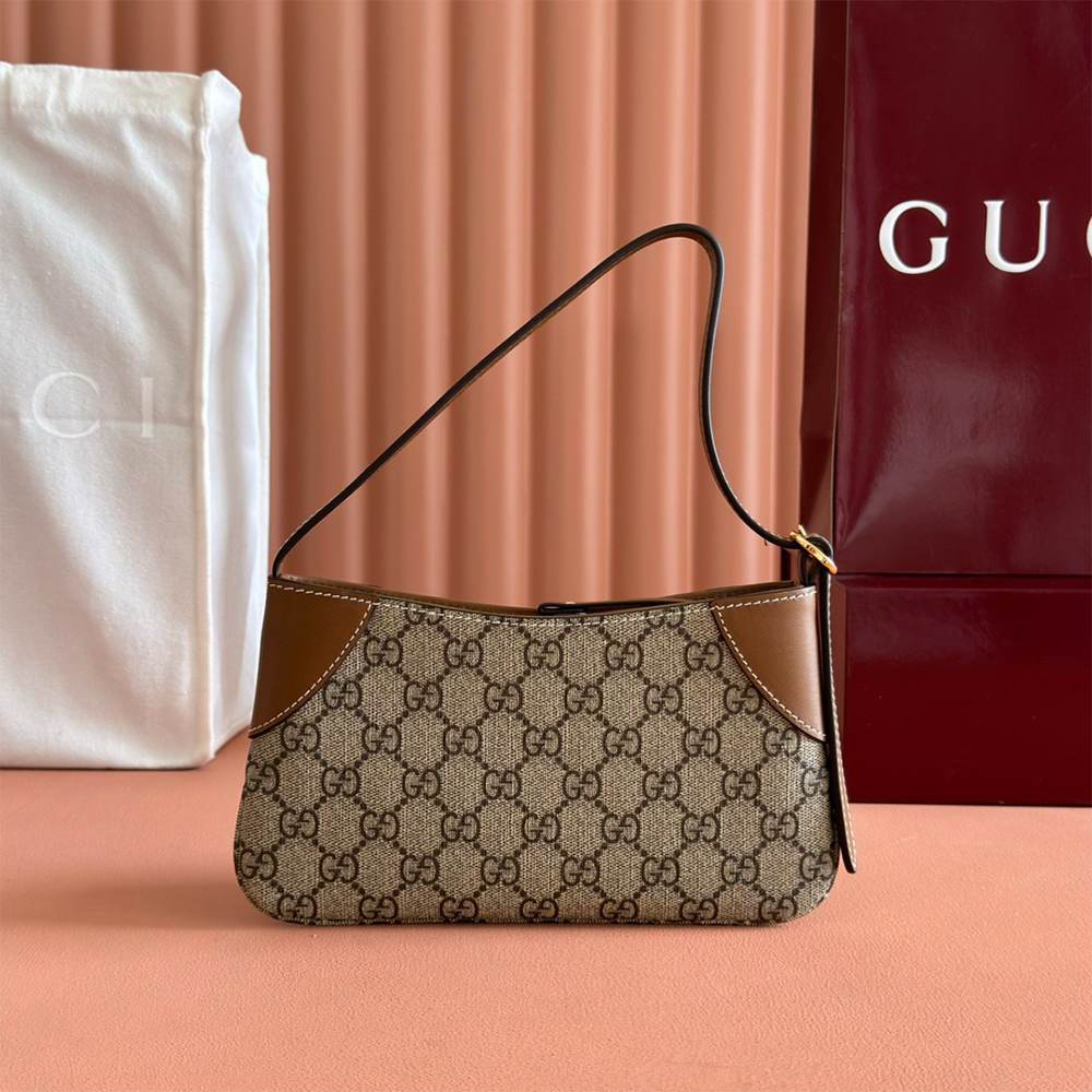 GG Emblem small shoulder bag