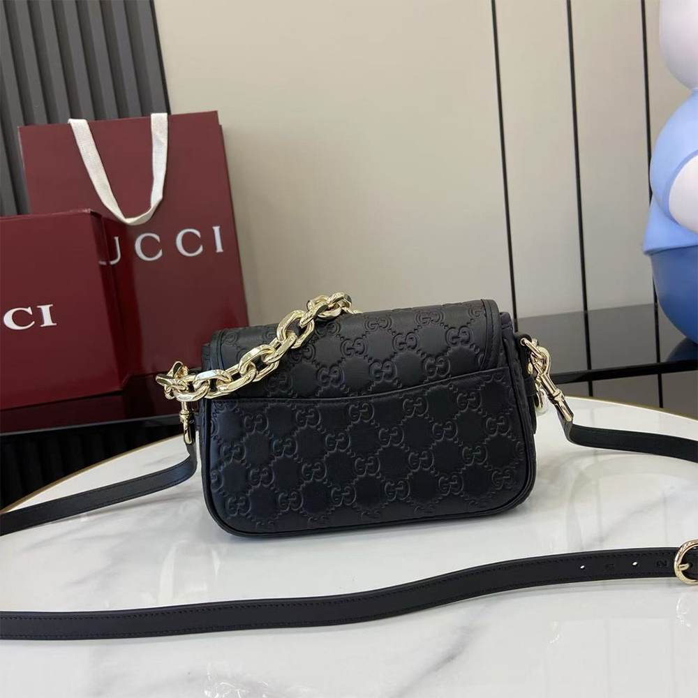 GG Emblem small shoulder bag