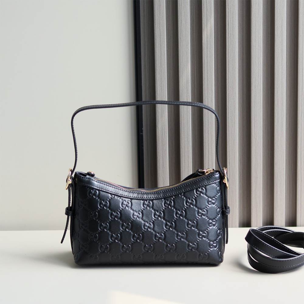 GG Emblem small shoulder bag