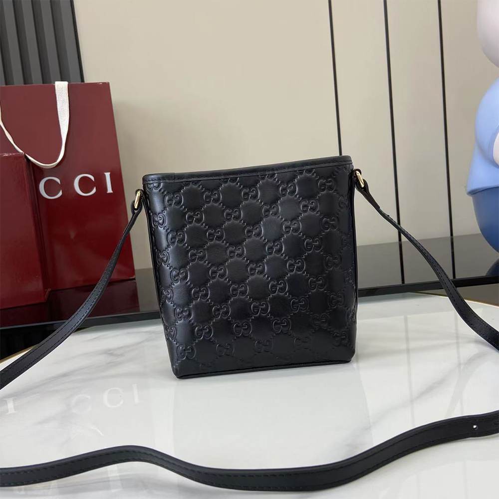 GG Emblem nano bucket bag