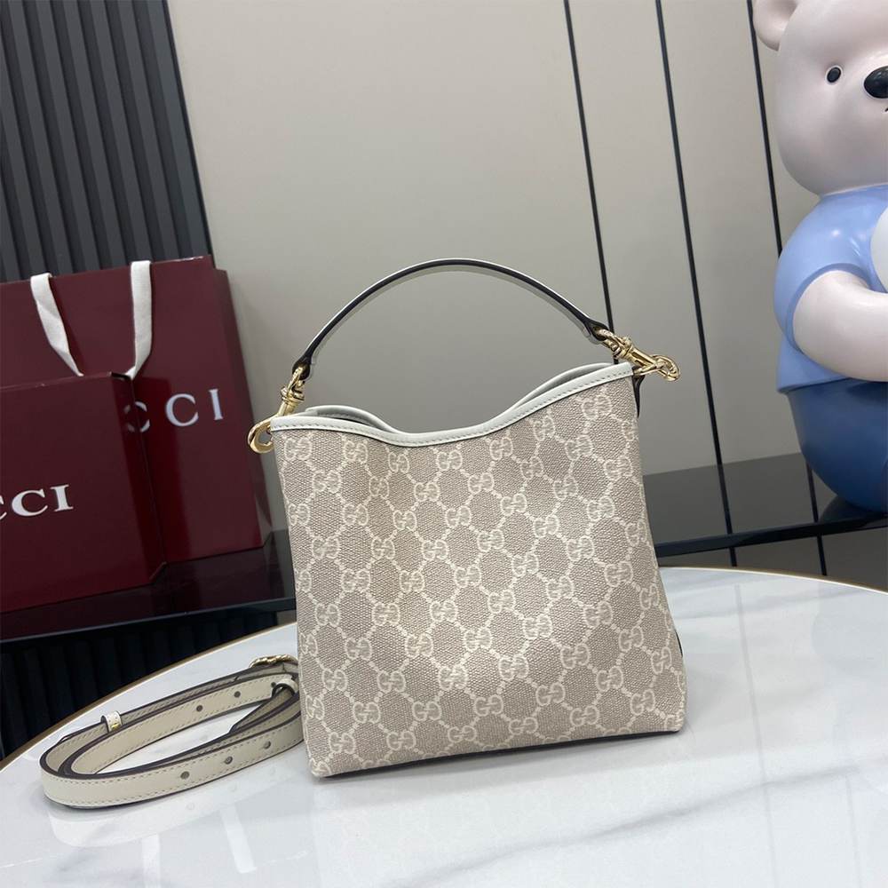 GG Emblem small bucket bag