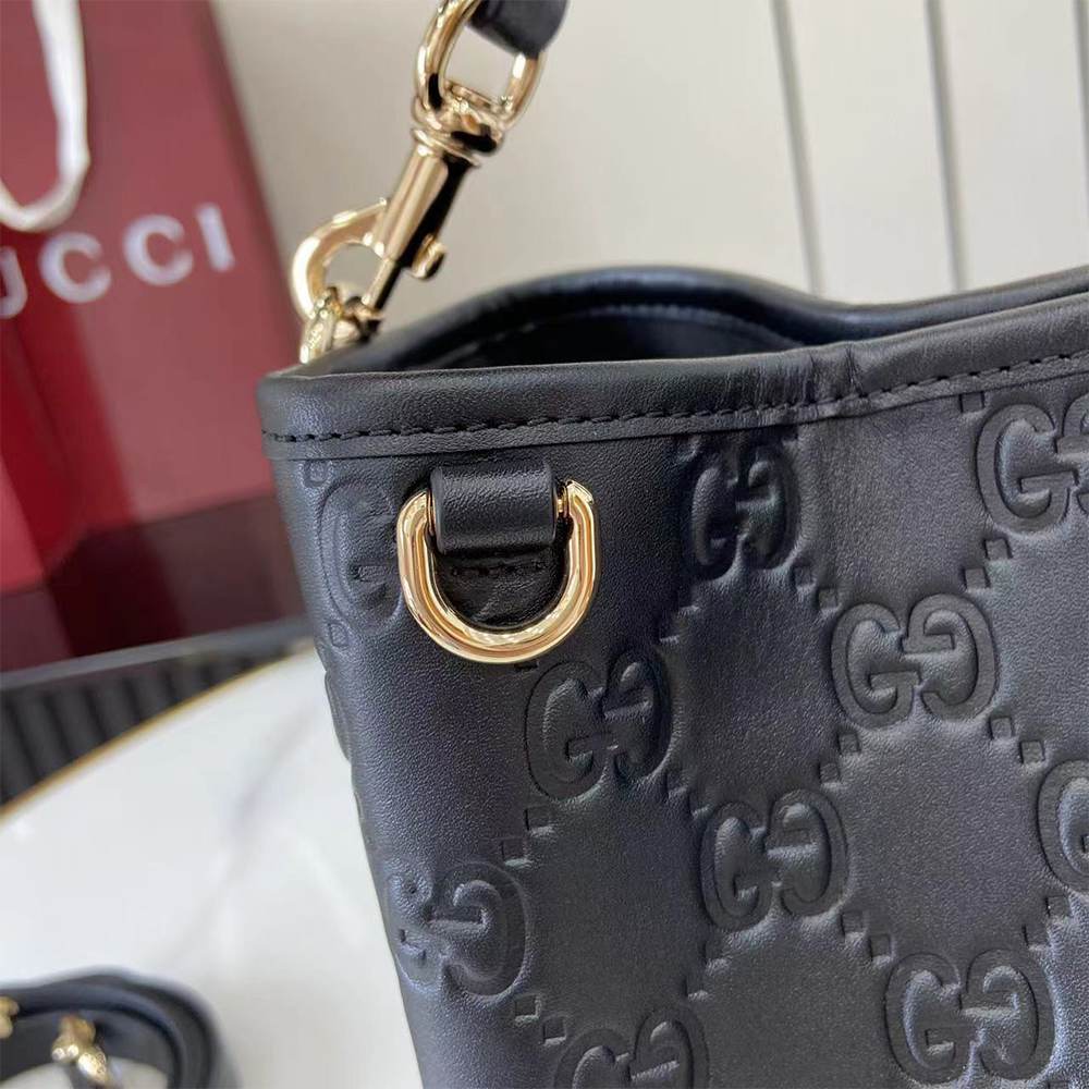 GG Emblem small bucket bag