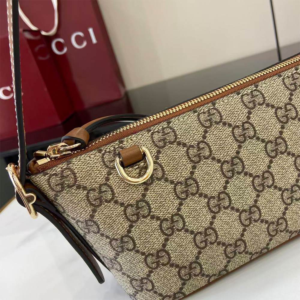 GG Emblem small shoulder bag