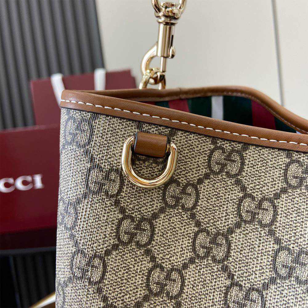 GG Emblem medium bucket bag