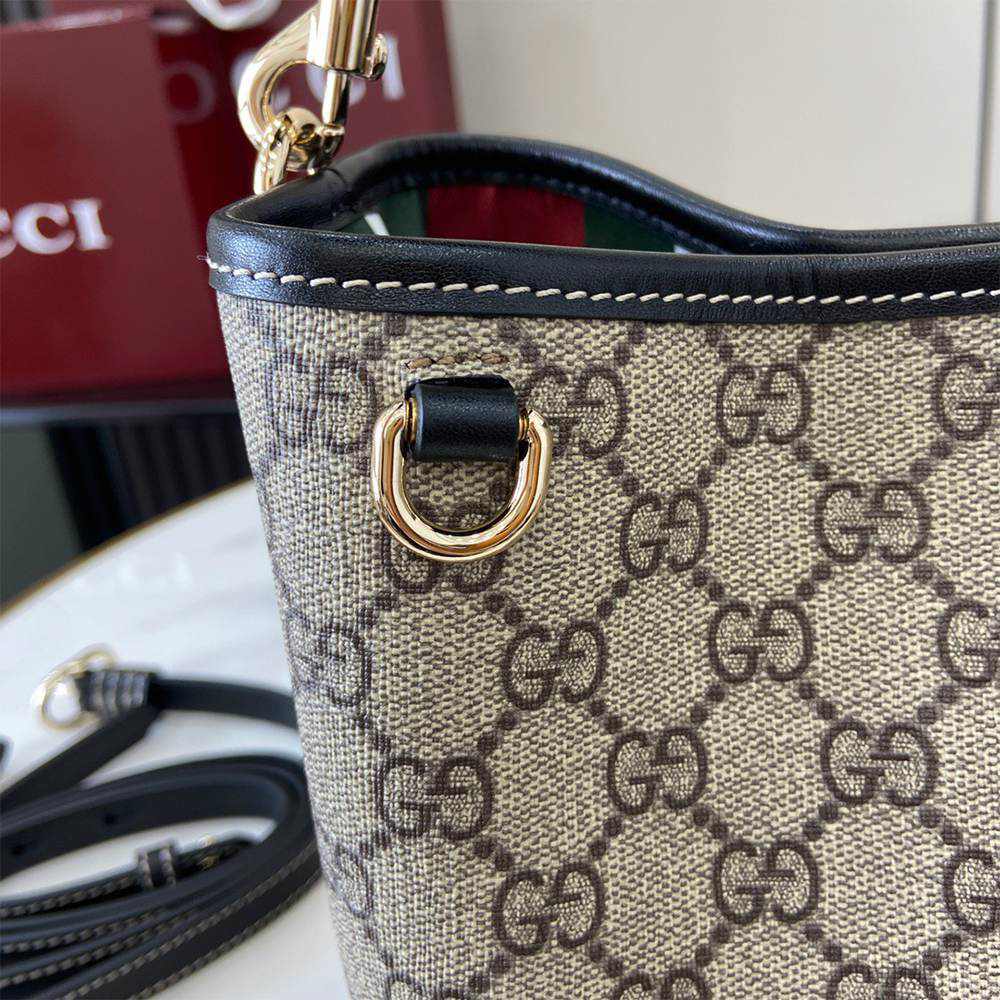 GG Emblem small bucket bag
