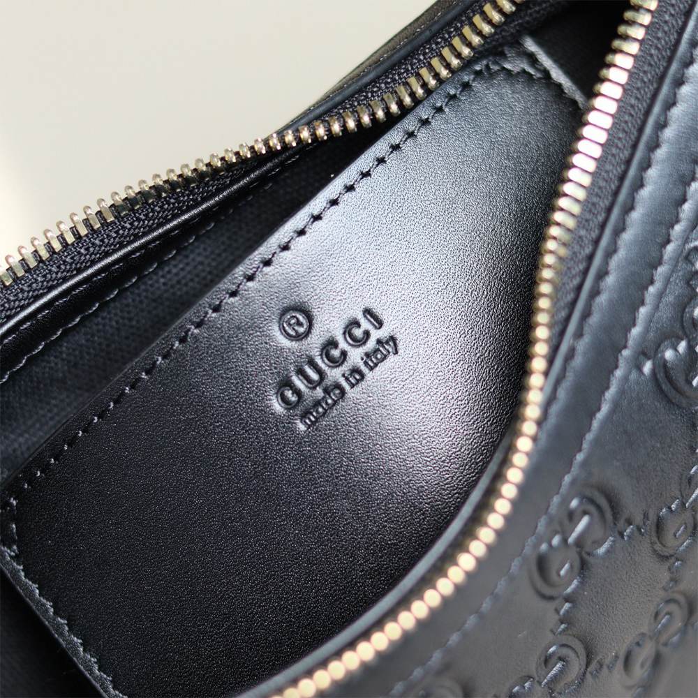 GG Emblem small shoulder bag